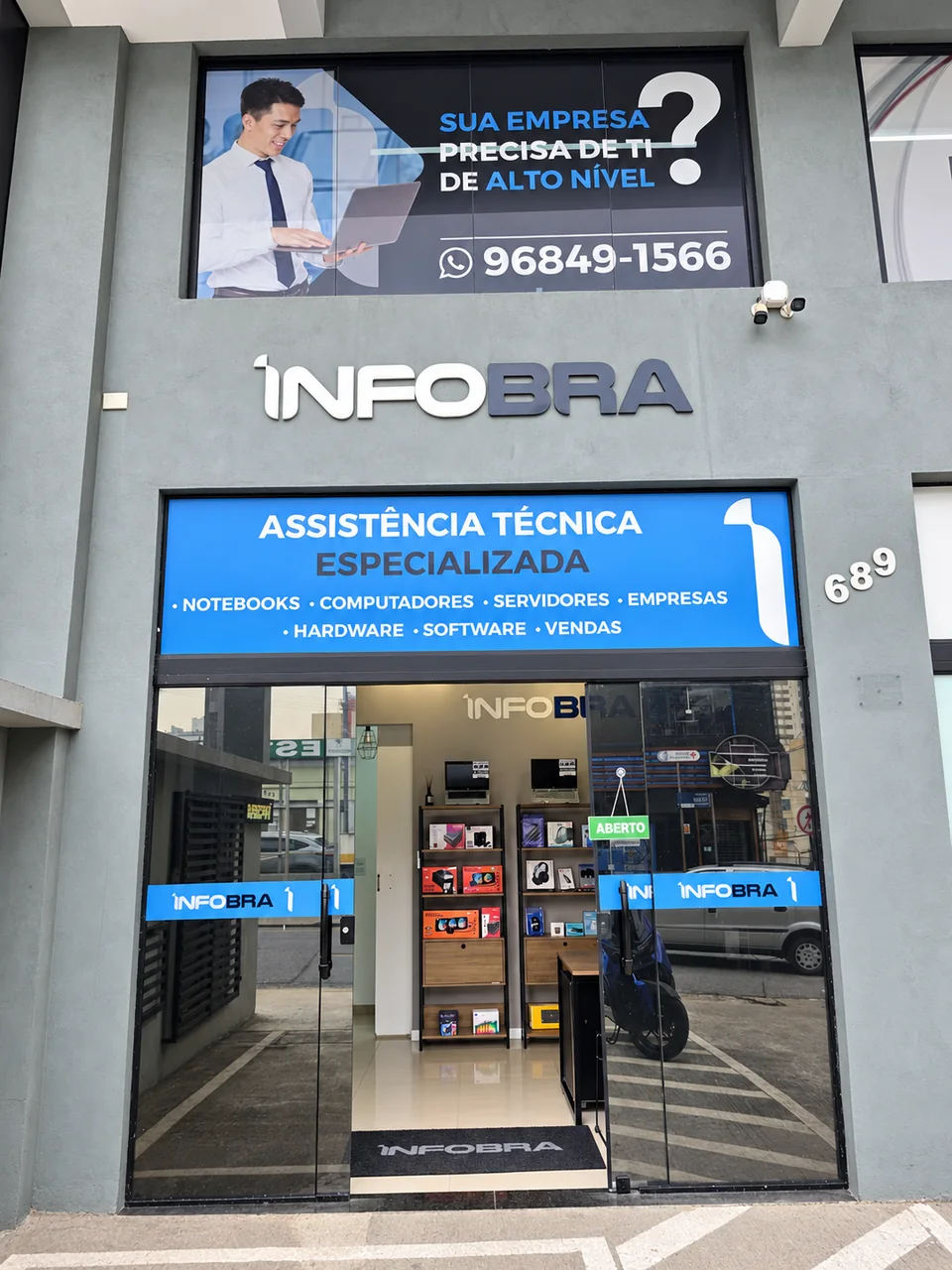 Fachada da loja INFOBRA, com entrada de vidro e letreiros azuis, na Rua Cel. Ortiz, 689, em Santo André